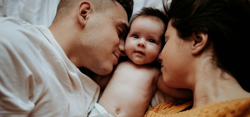 Famiglia con neonato: conservare il sangue cordonale per proteggere la salute futura