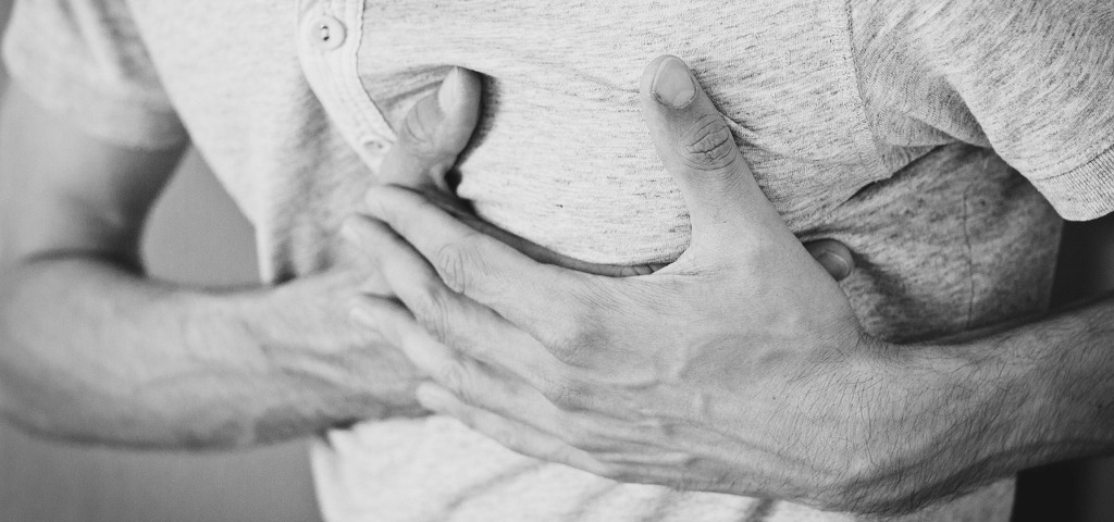 Illustrazione del cuore umano con cellule staminali mesenchimali che favoriscono la rigenerazione del tessuto dopo un infarto.