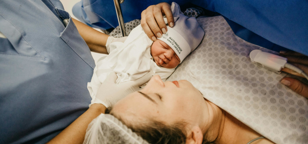 Nascita di un neonato in sala parto, momento simbolo della raccolta e conservazione delle cellule staminali del cordone ombelicale.