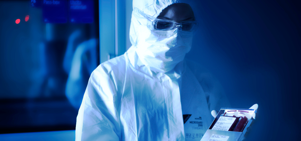 Procedura di crioconservazione del sangue cordonale presso la biobanca In Scientia Fides, con conservazione delle cellule staminali cordonali in azoto liquido.