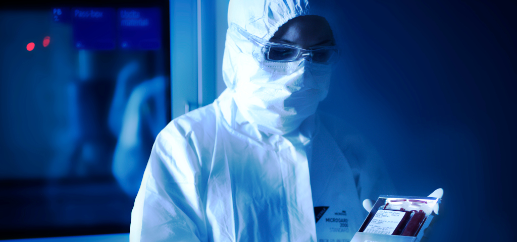 Operatore di biobanca mentre gestisce la crioconservazione delle cellule staminali del cordone ombelicale in laboratorio certificato