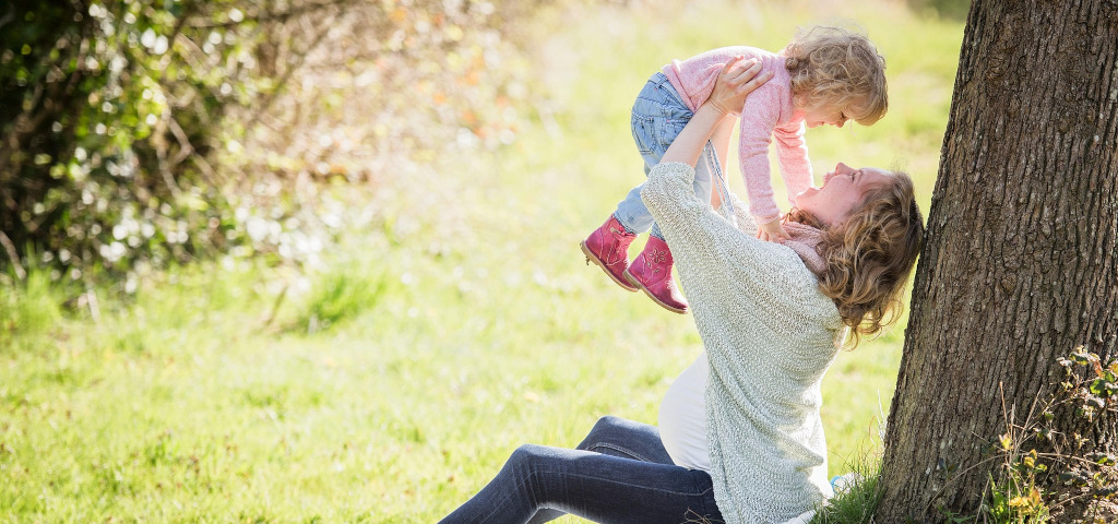 Madre abbraccia la figlia dopo un trattamento con cellule staminali del cordone ombelicale per autismo, simbolo di speranza e progresso nella medicina rigenerativa