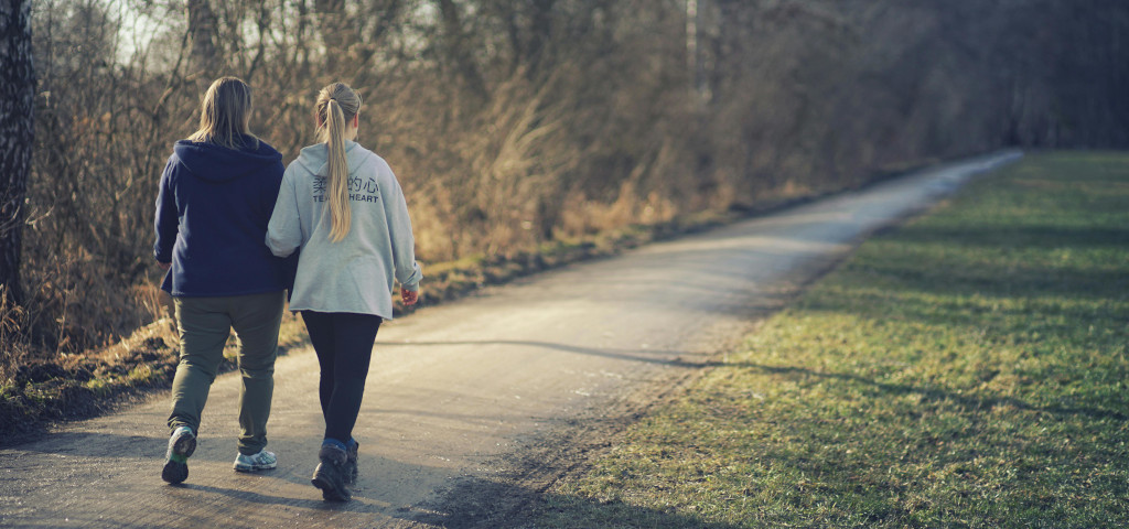 Ragazza che cammina dopo trattamento per sclerosi multipla con cellule staminali